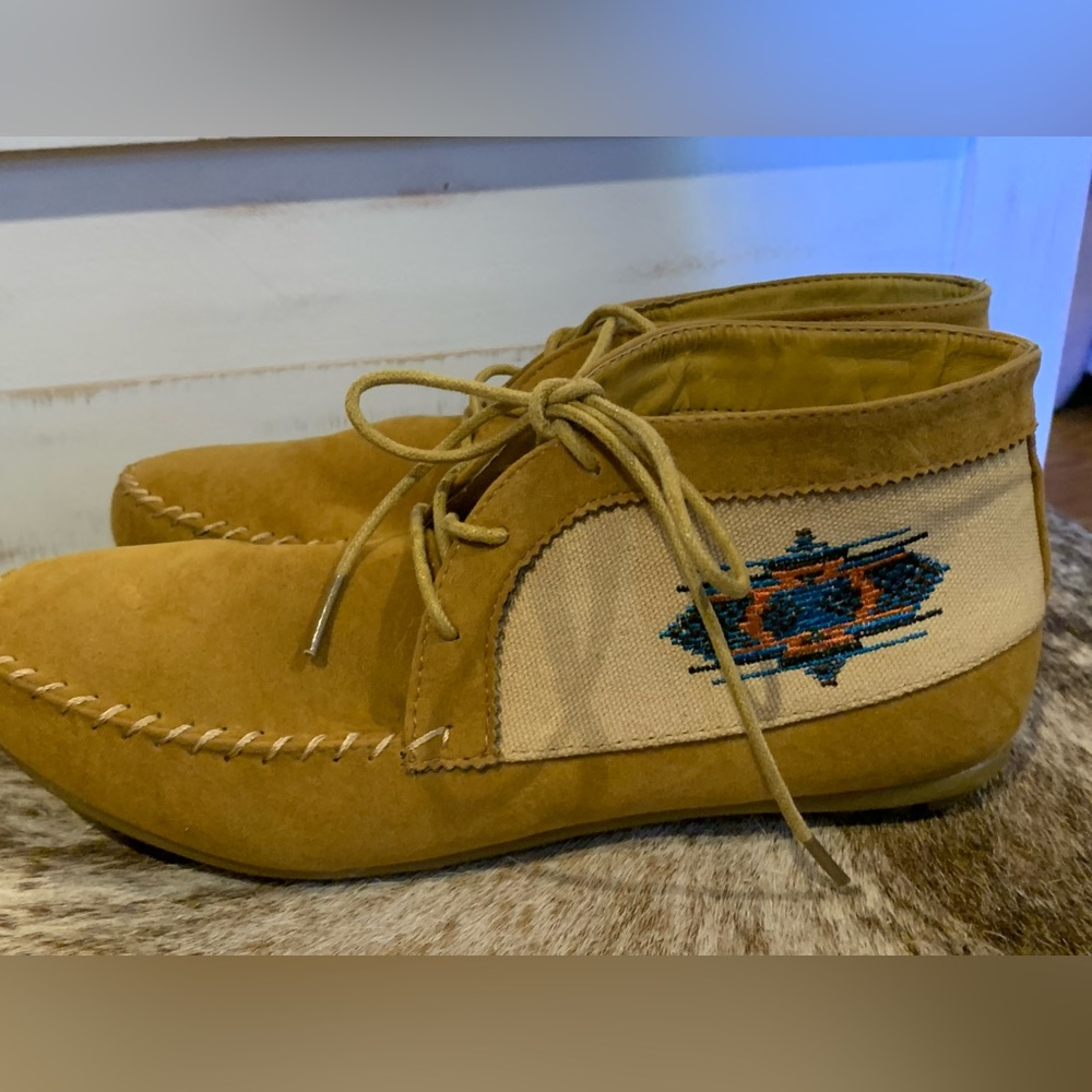 Handmade in Chile Shoes of Soul booties with cute embroidery. Women’s size 8.